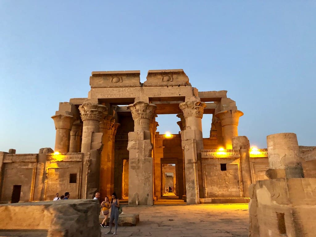 Crucero por el Nilo- Kom Ombo ( desayuno - almuerzo - cena)